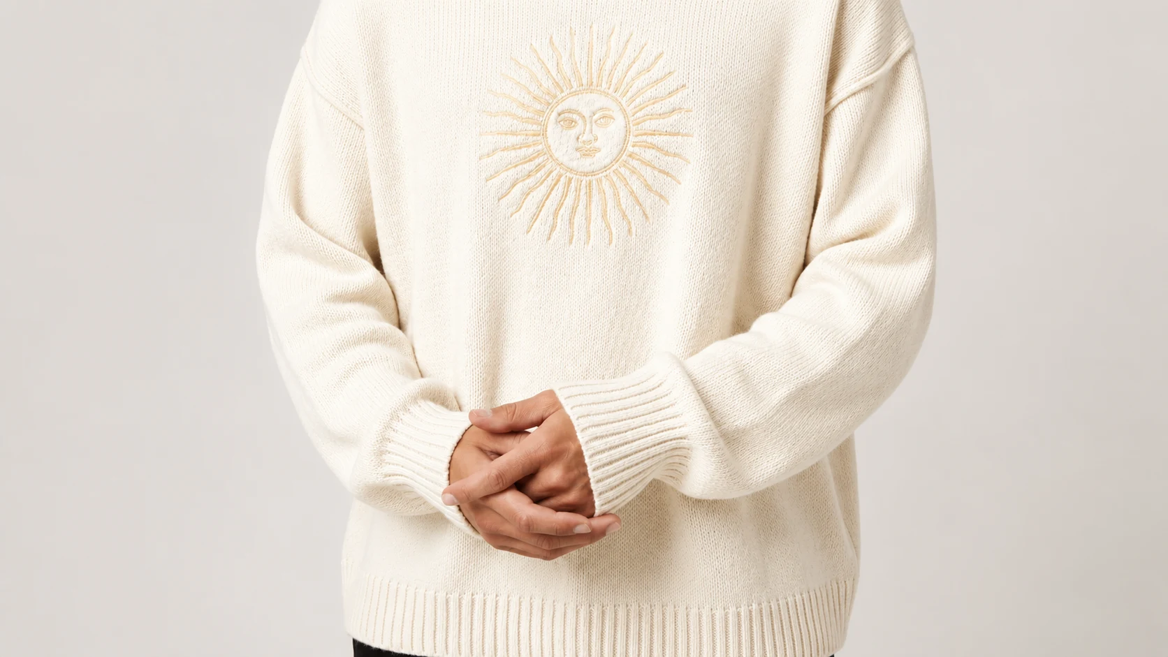 Sweater oversize crudo con el sol de mayo bordado en dorado — Argentina La Linda