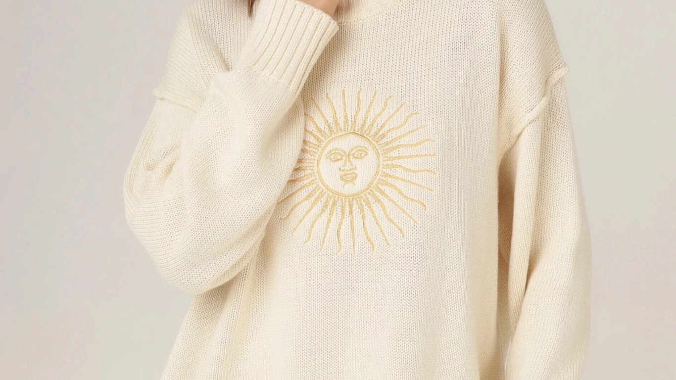 Sweater crudo oversize con el sol de mayo bordado en dorado — Argentina La Linda